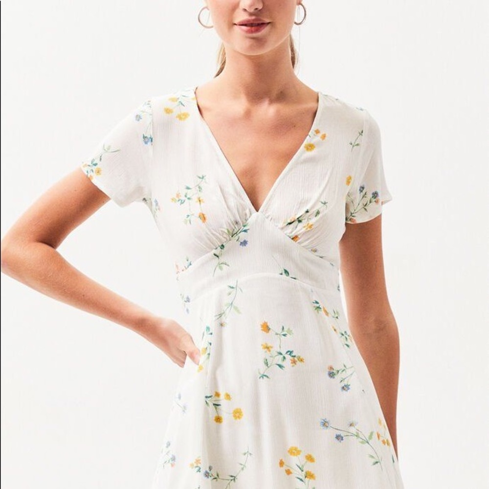 [SOLD] Kendall & Kylie White Floral Dress